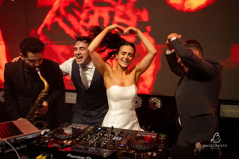 Noiva e convidados na cabine com o DJ Danilo Bachega
